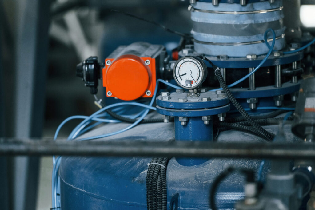 Vanne et manomètre sur une installation de réseau d'air comprimé