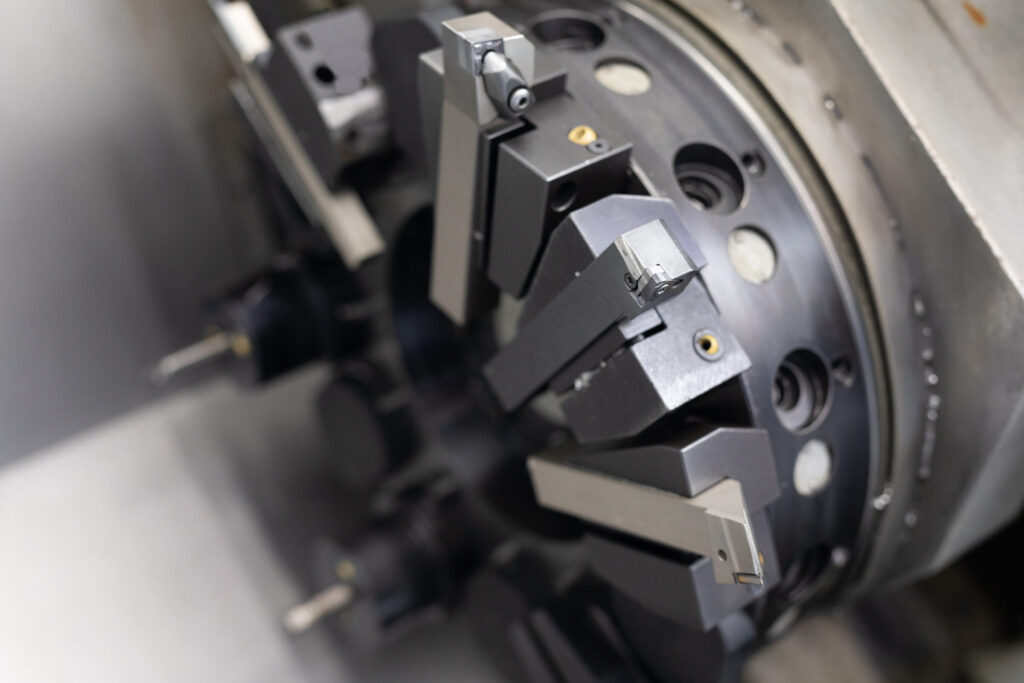 Tourelle porte-outils et mécanisme d'un tour CNC en gros plan